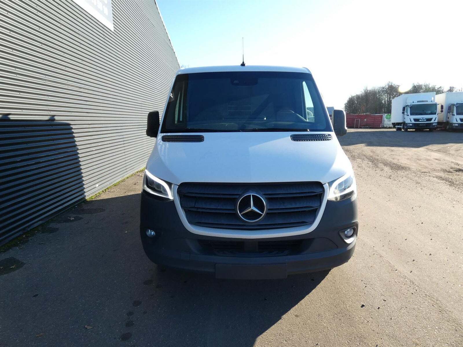 Hvid Mercedes Sprinter 316 fra 2020 set udefra
