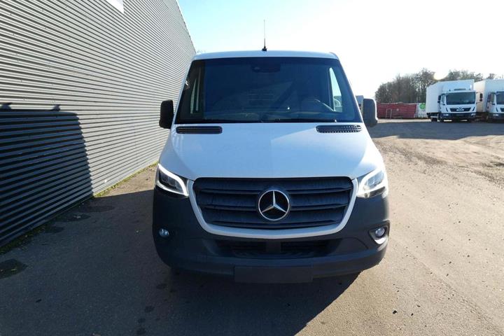 Hvid Mercedes Sprinter 316 fra 2020 set udefra