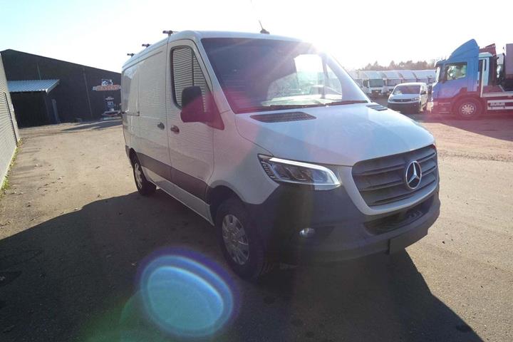 Hvid Mercedes Sprinter 316 fra 2020 set udefra