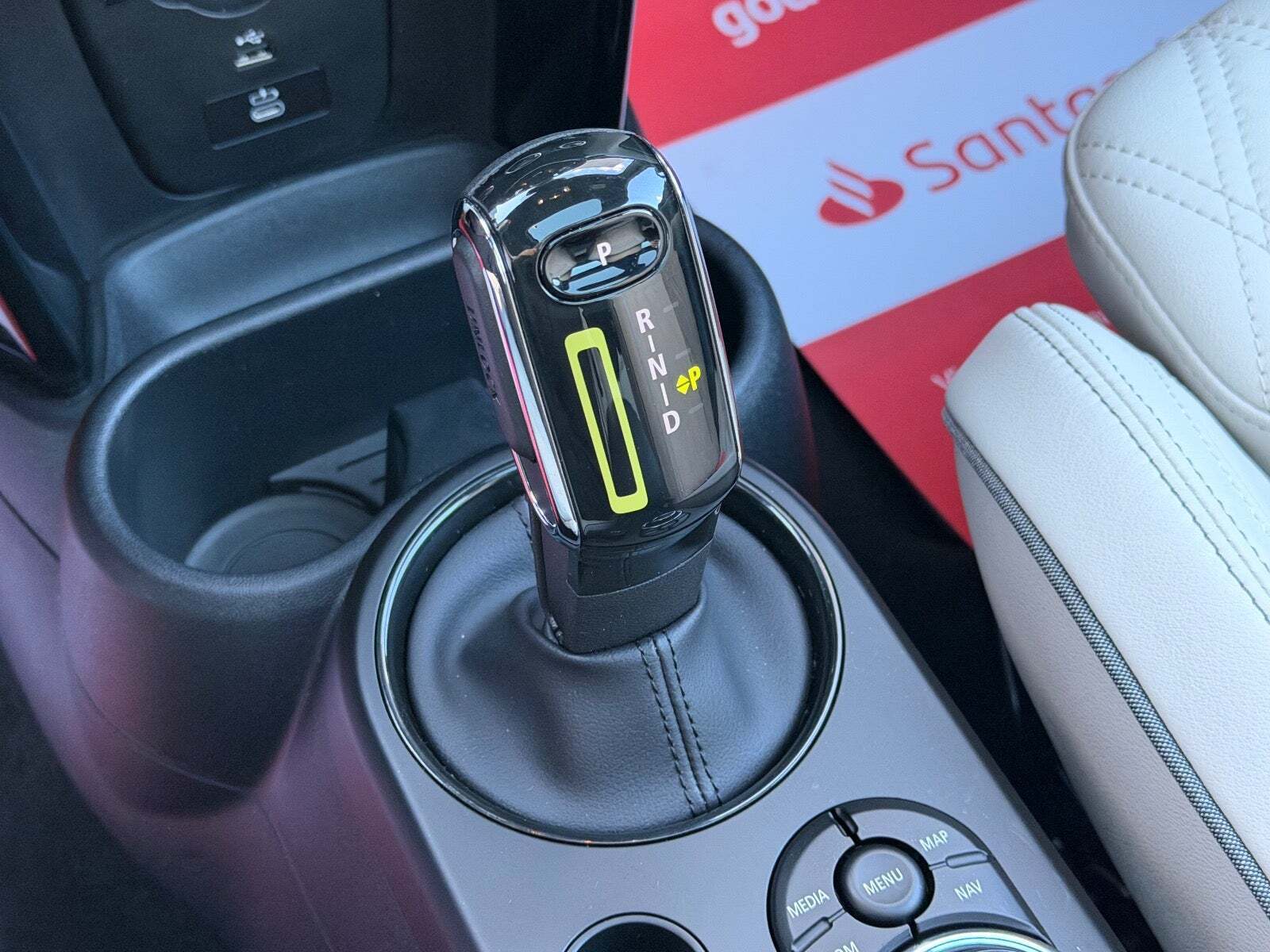 Hvid Mini Cooper SE fra 2024