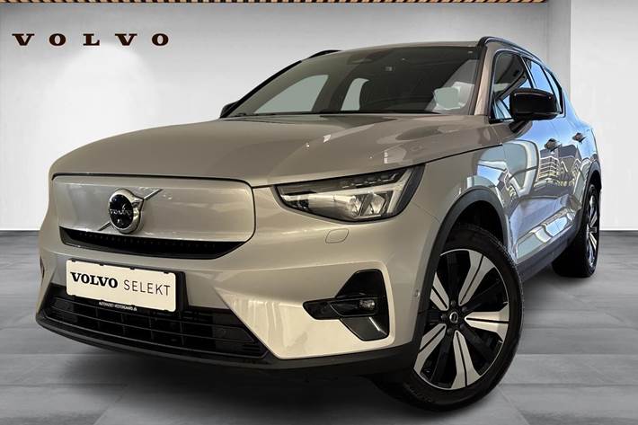 Sølv Volvo XC40 fra 2023 set udefra