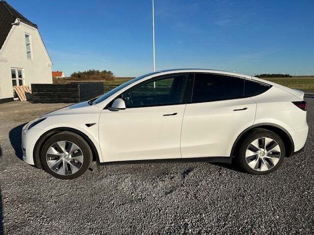 Hvid Tesla Model Y fra 2022