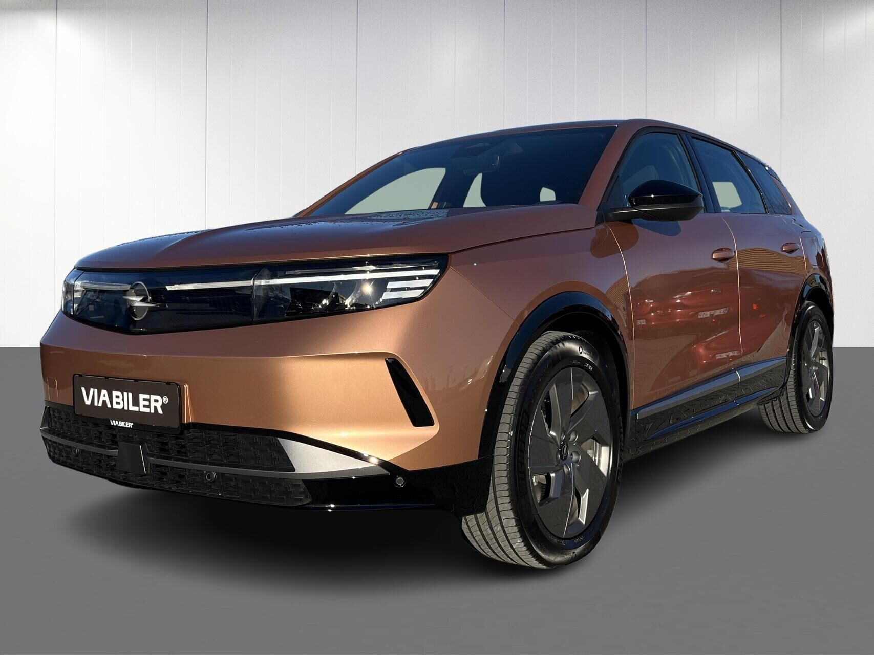 Kobber Opel Grandland fra 2024 set udefra