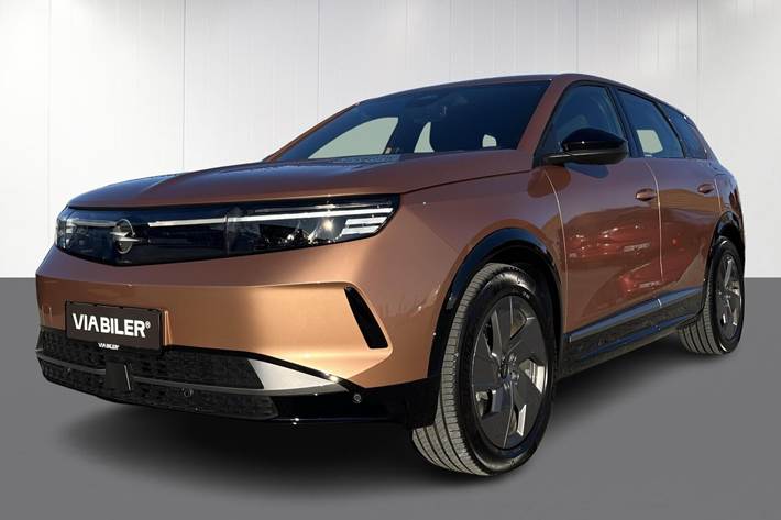 Kobber Opel Grandland fra 2024 set udefra
