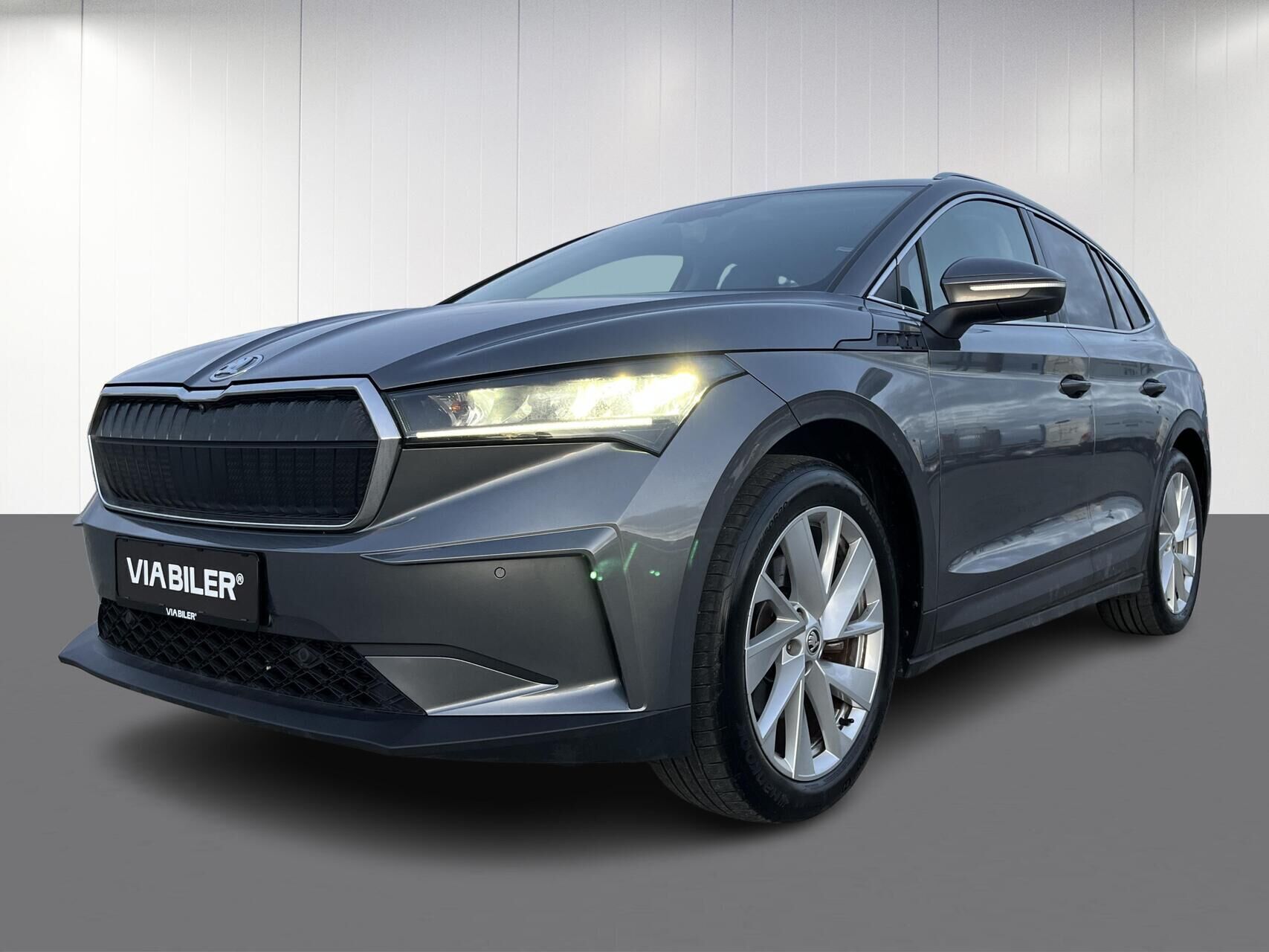 Sort Skoda Enyaq fra 2023 set udefra