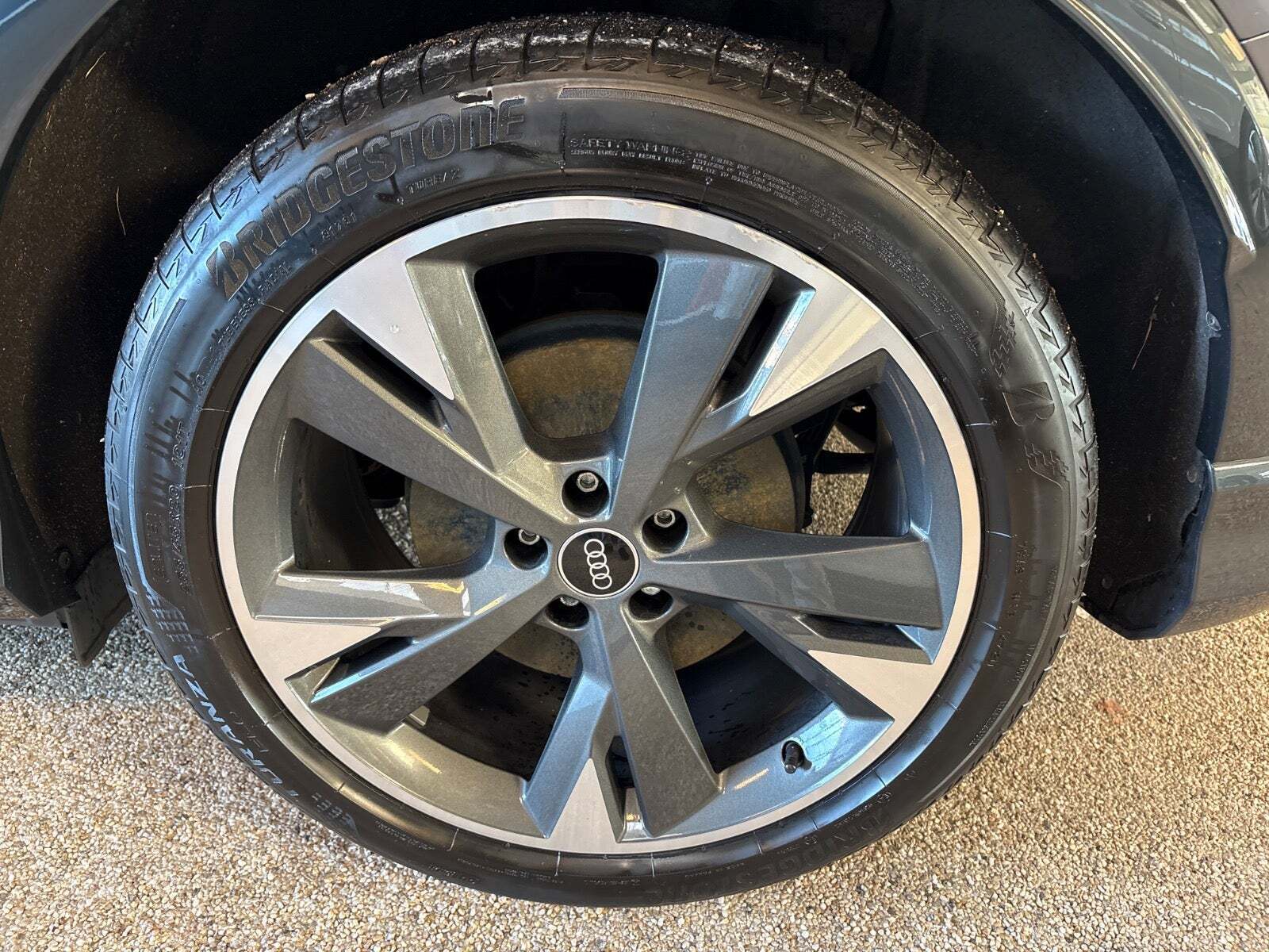 Grå Audi Q4 e-tron fra 2022