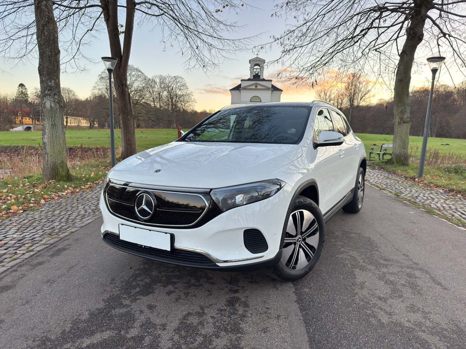 Sort Mercedes EQA250 fra 2023 set udefra