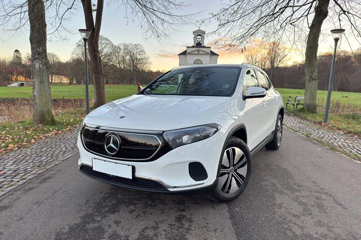 Sort Mercedes EQA250 fra 2023 set udefra