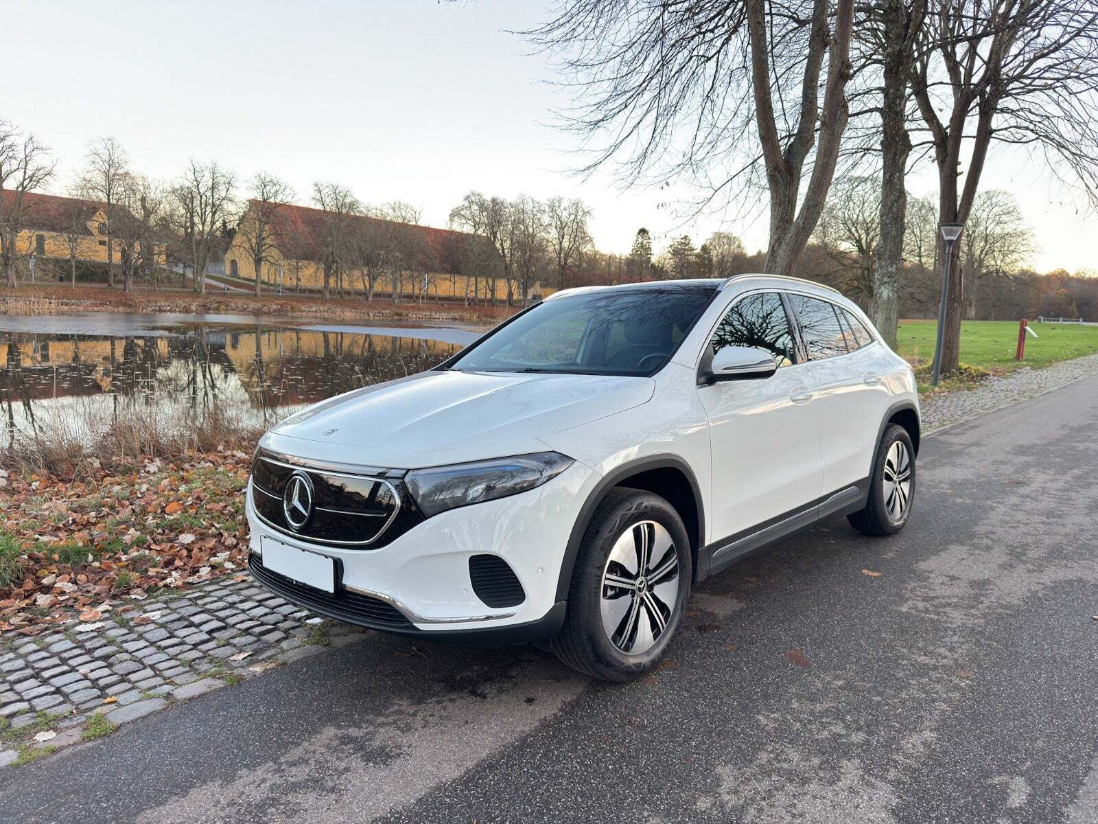 Sort Mercedes EQA250 fra 2023