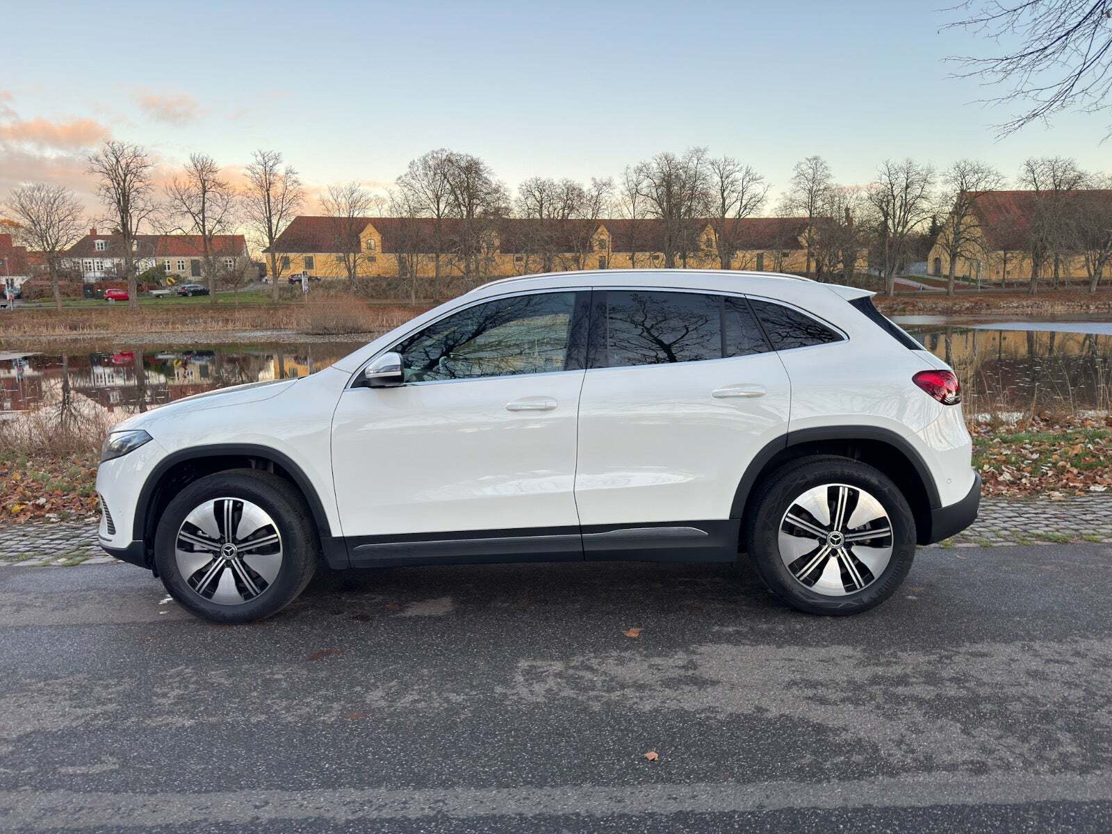 Sort Mercedes EQA250 fra 2023