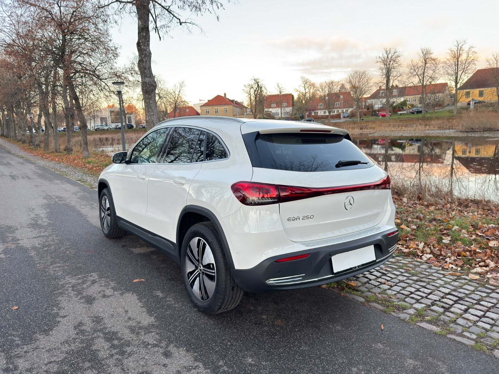 Sort Mercedes EQA250 fra 2023
