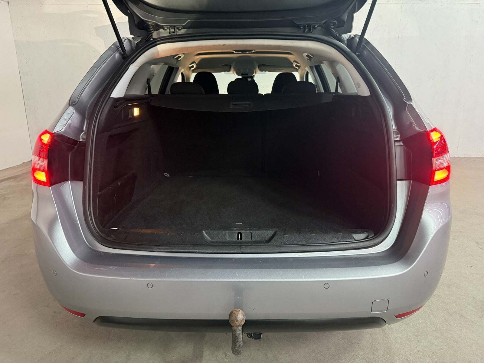 Grå Peugeot 308 fra 2016