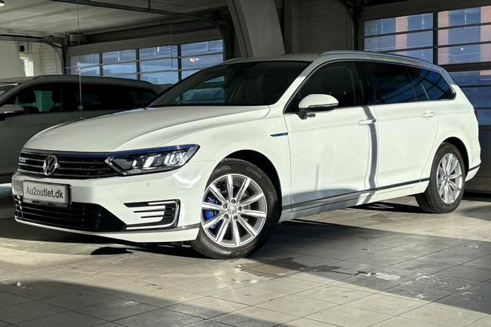 Hvid VW Passat fra 2017 set udefra