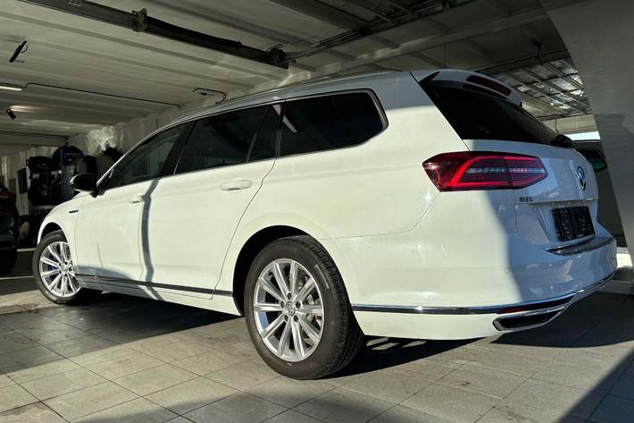 Hvid VW Passat fra 2017