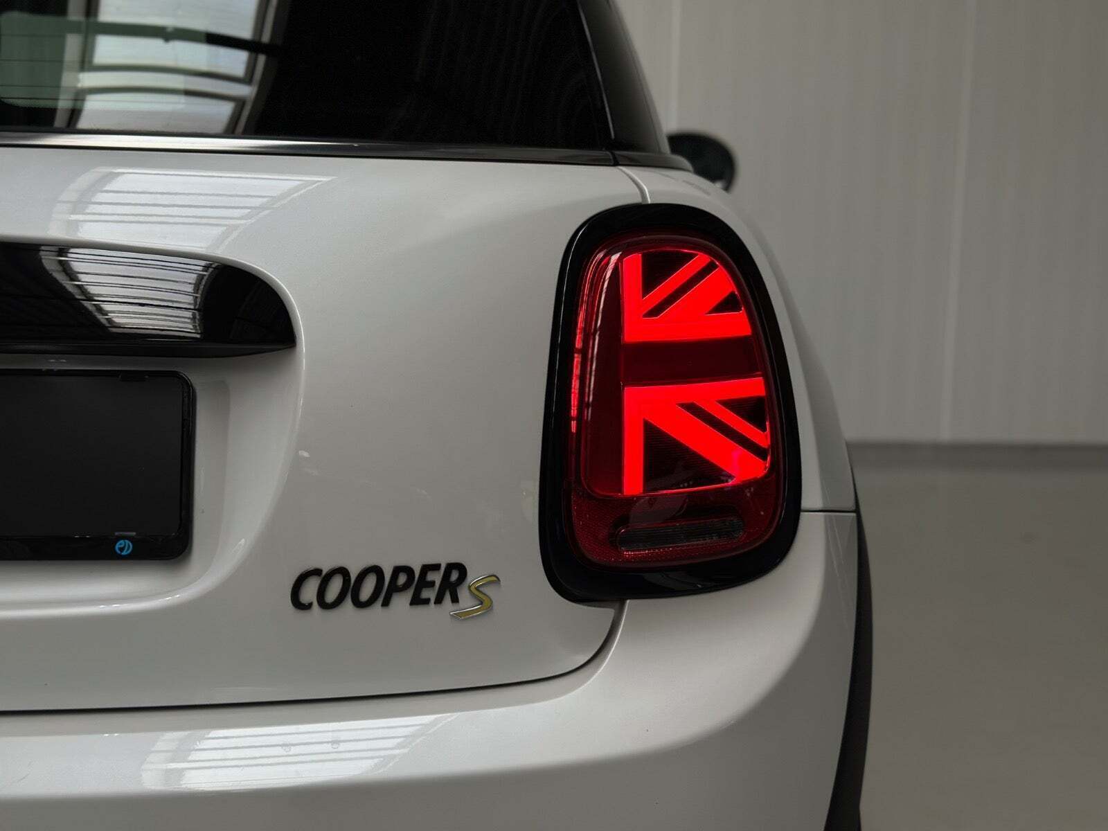 Hvid Mini Cooper SE fra 2023
