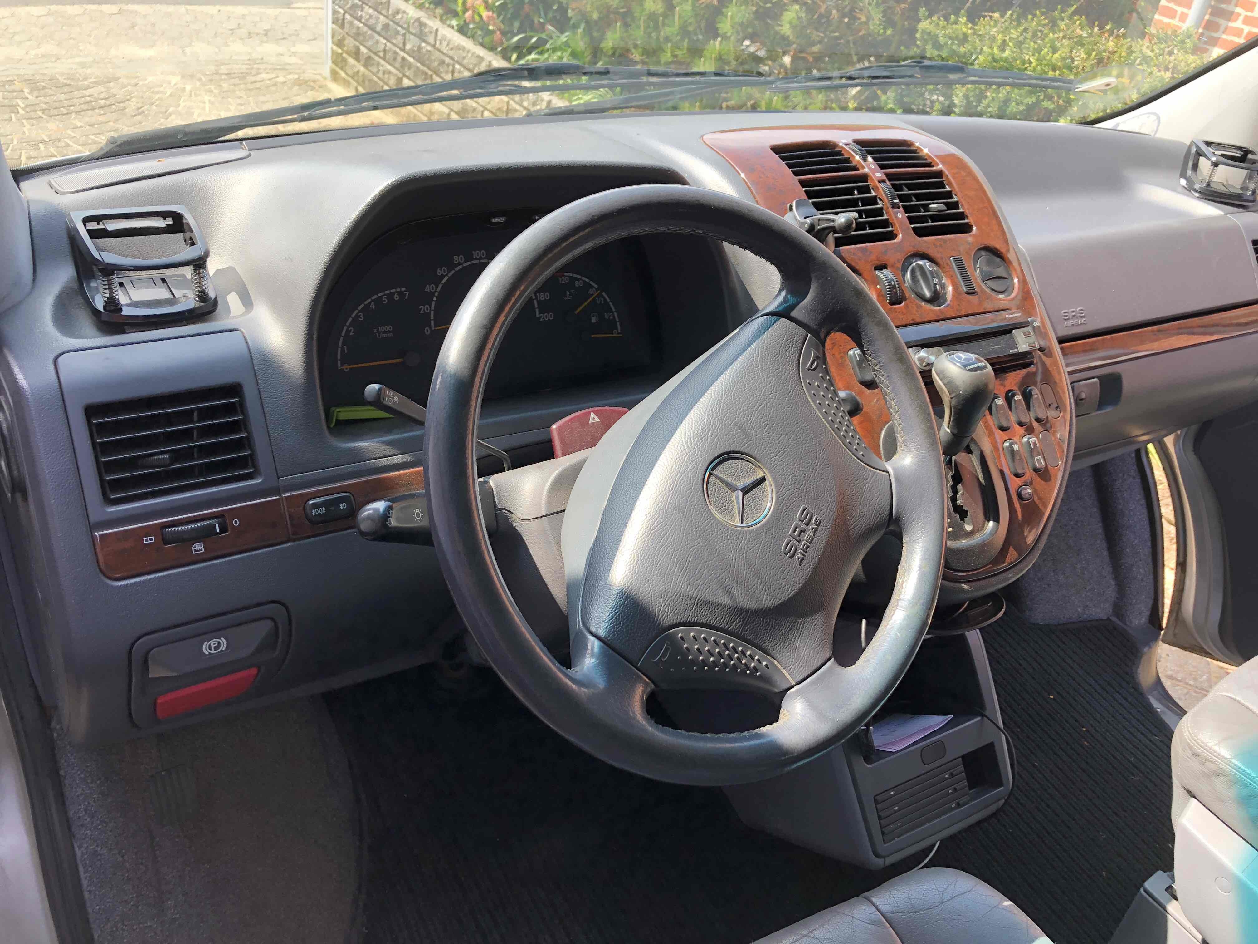 Grå Mercedes V220 d fra 2000