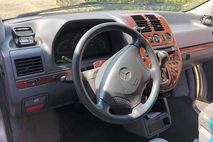 Grå Mercedes V220 d fra 2000