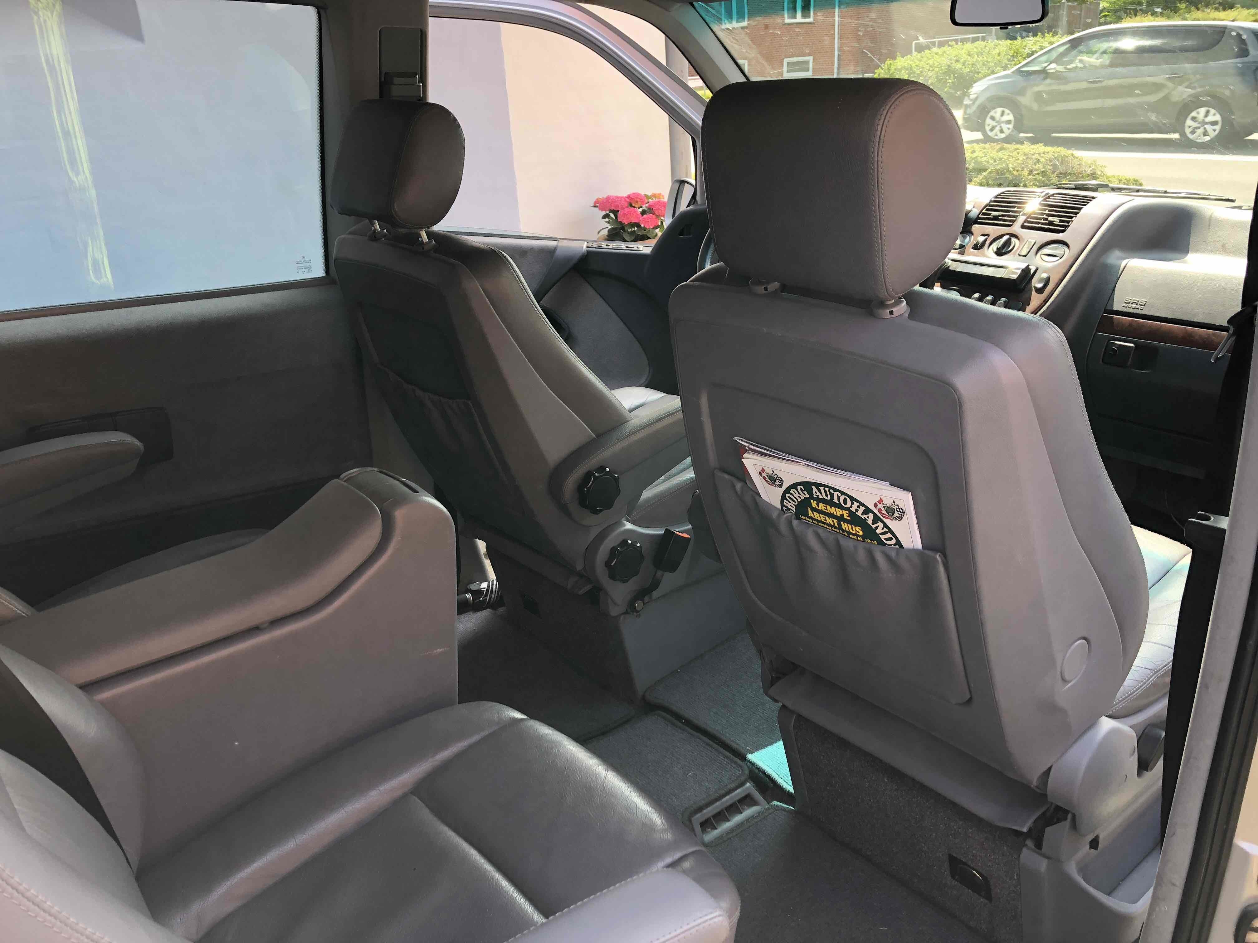 Grå Mercedes V220 d fra 2000