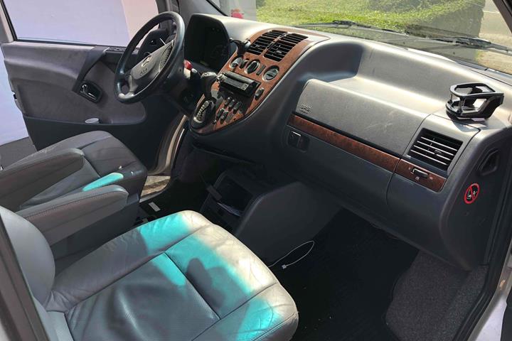 Grå Mercedes V220 d fra 2000