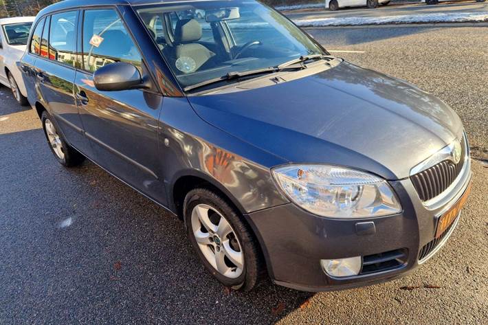 Grå Skoda Fabia fra 2008 set udefra