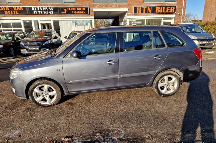 Grå Skoda Fabia fra 2008