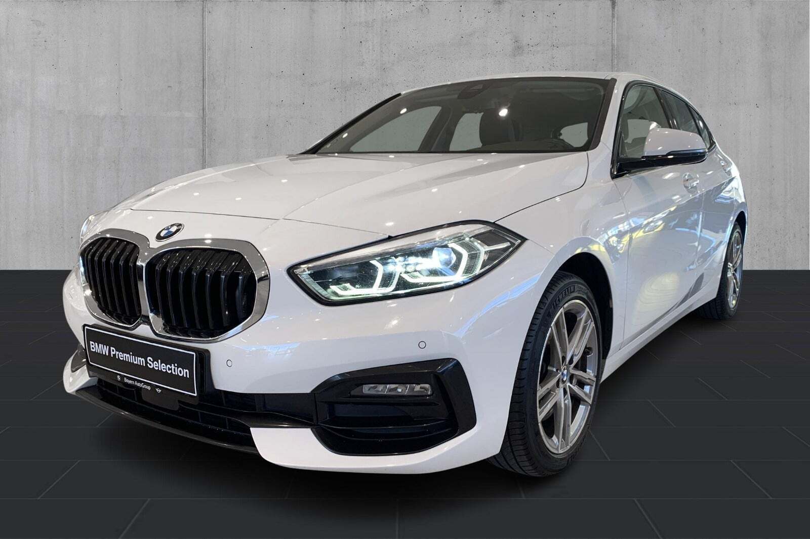 Hvid BMW 118i fra 2021 set udefra