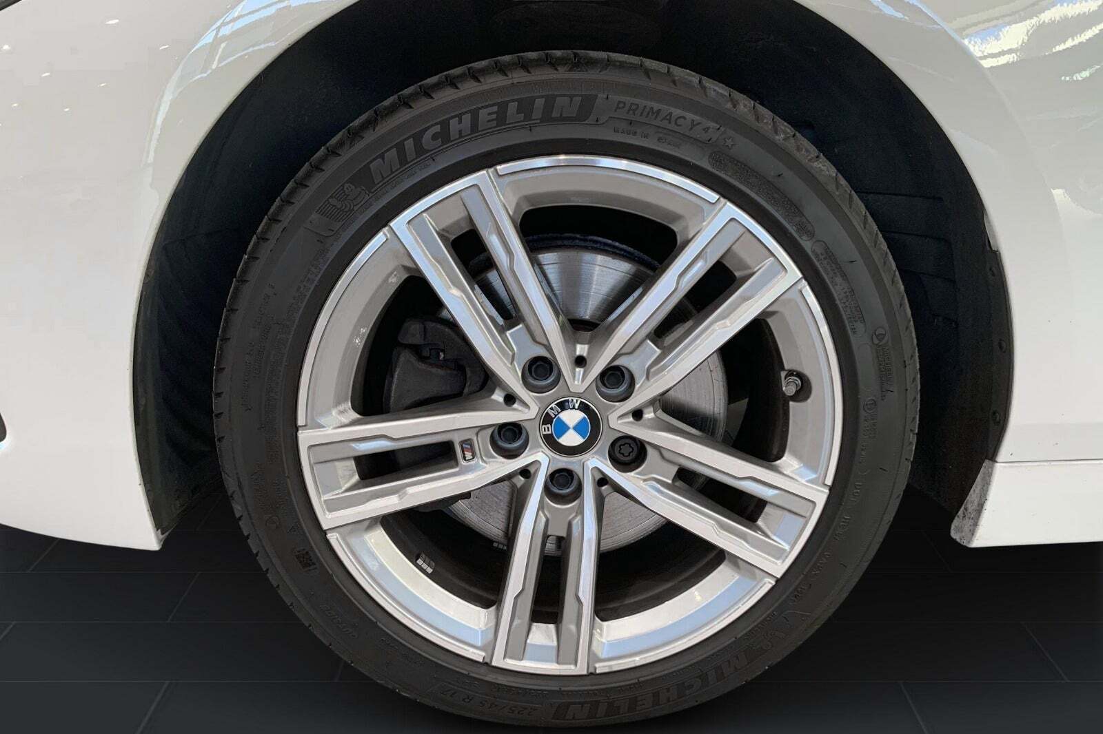 Hvid BMW 118i fra 2021