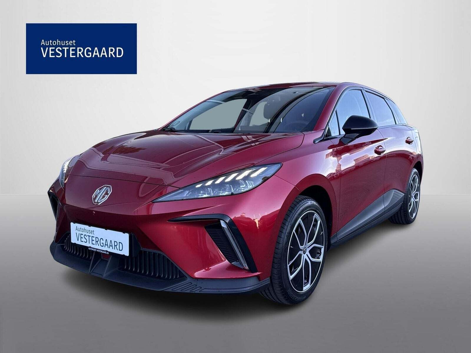 Rød MG 4 fra 2023 set udefra