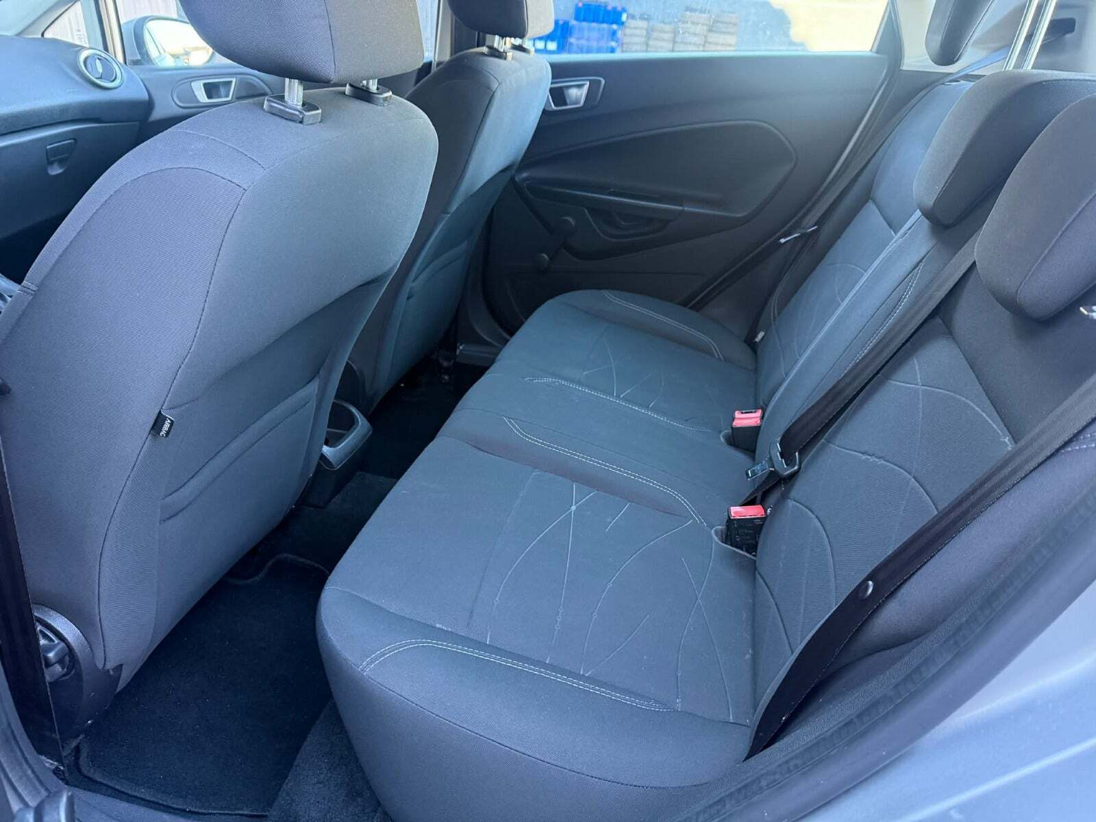 Sølv Ford Fiesta fra 2014