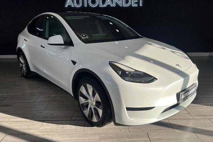 Hvid Tesla Model Y fra 2023 set udefra