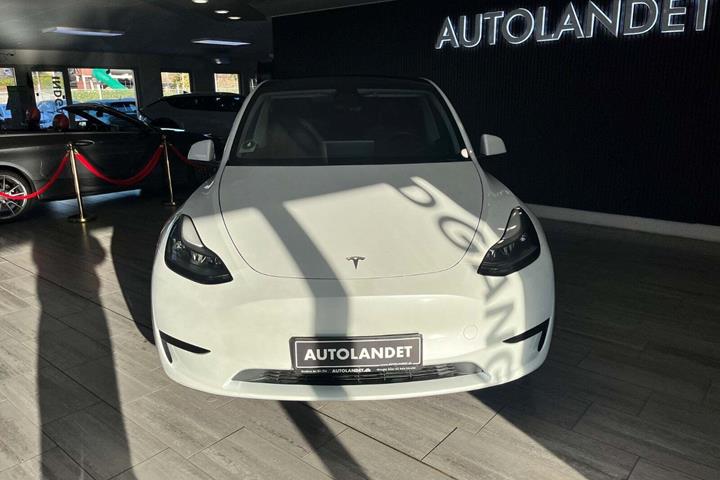 Hvid Tesla Model Y fra 2023