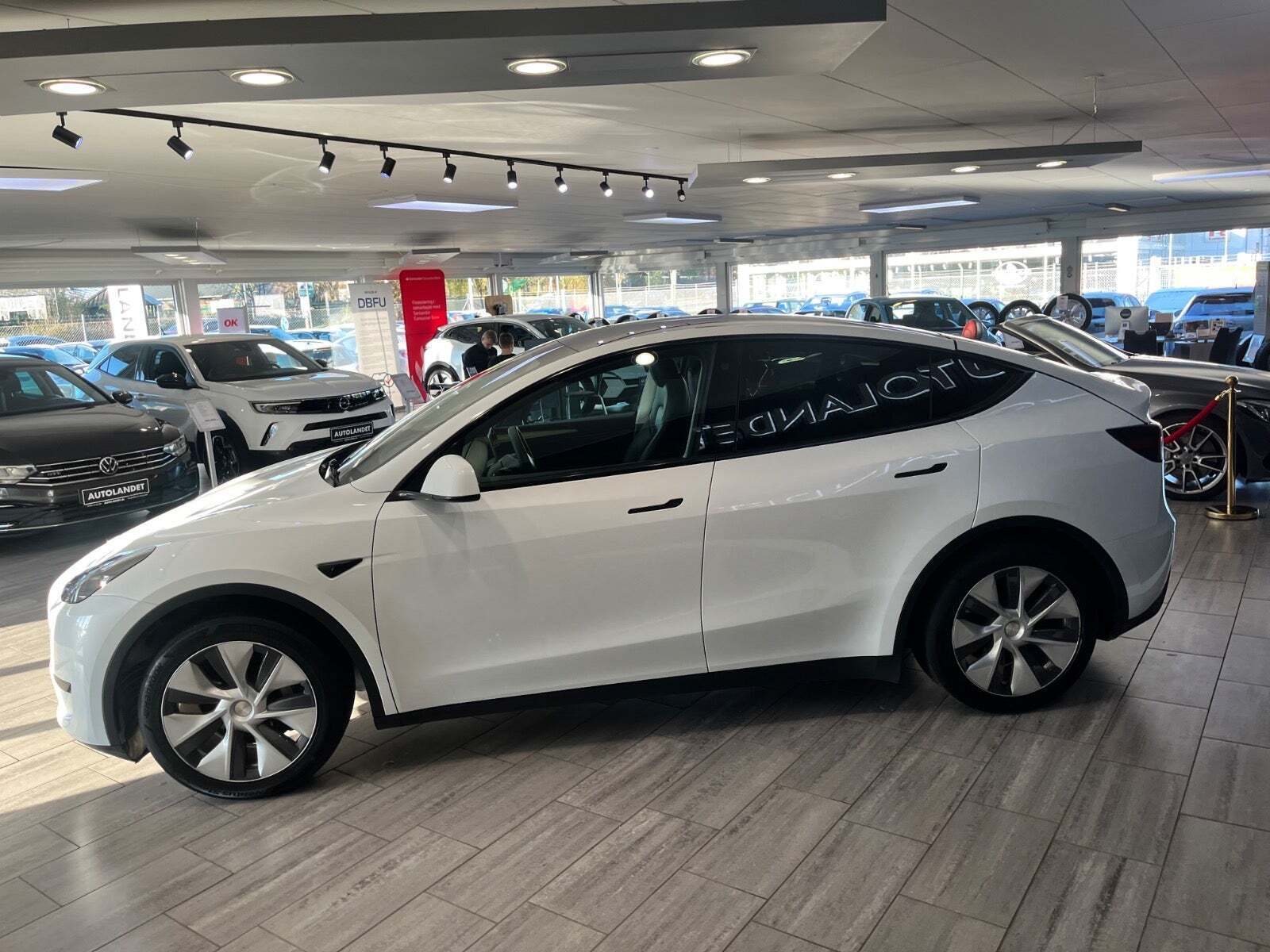 Hvid Tesla Model Y fra 2023