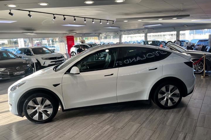 Hvid Tesla Model Y fra 2023