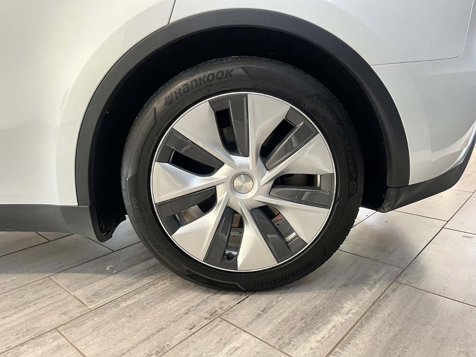Hvid Tesla Model Y fra 2023