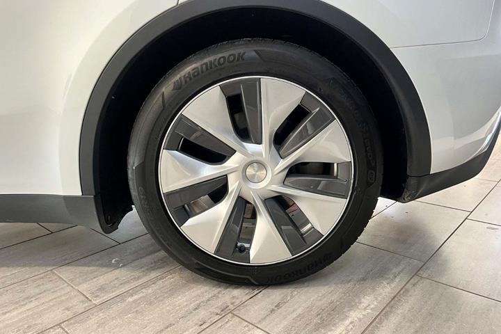 Hvid Tesla Model Y fra 2023