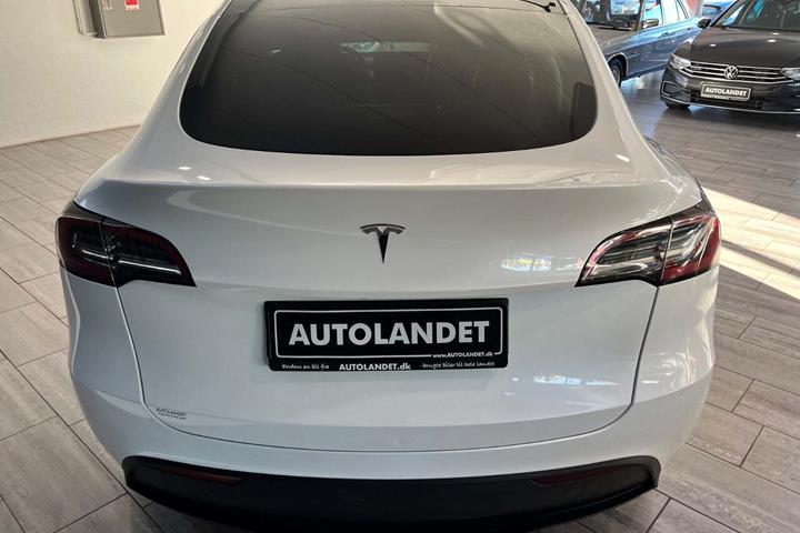 Hvid Tesla Model Y fra 2023