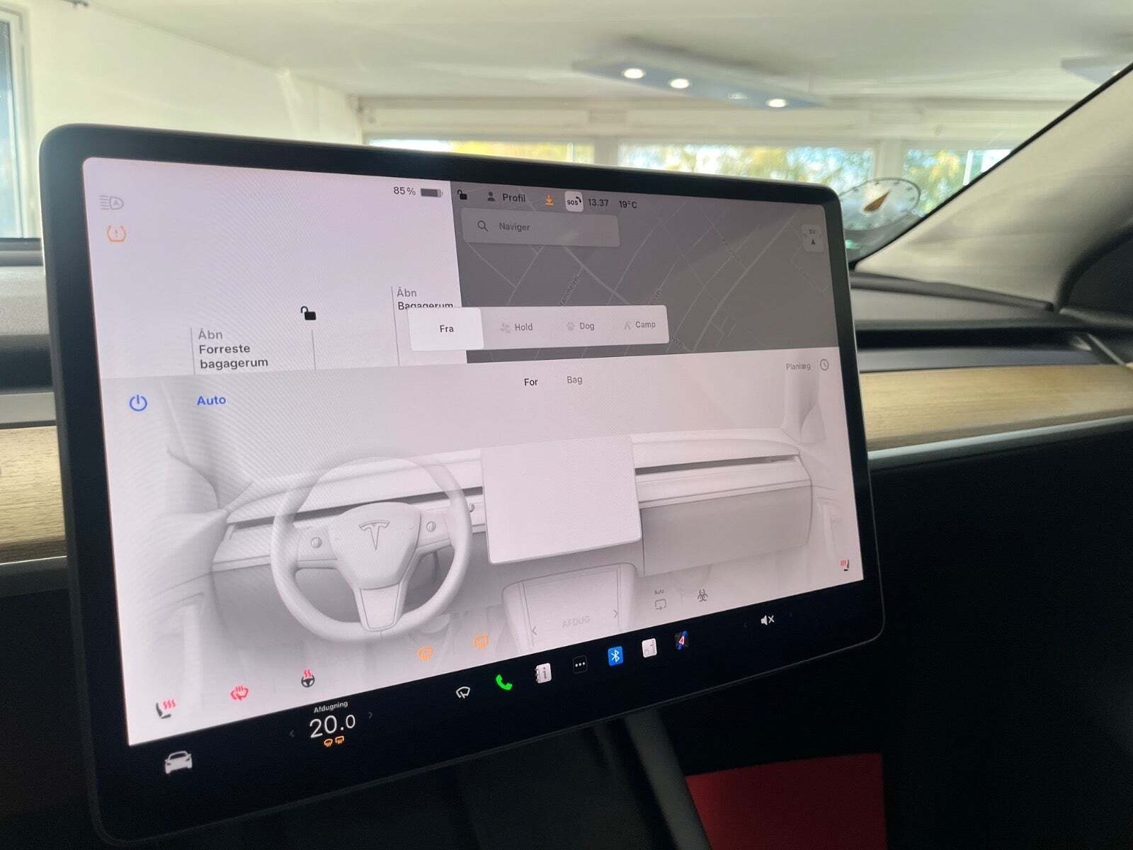Hvid Tesla Model Y fra 2023