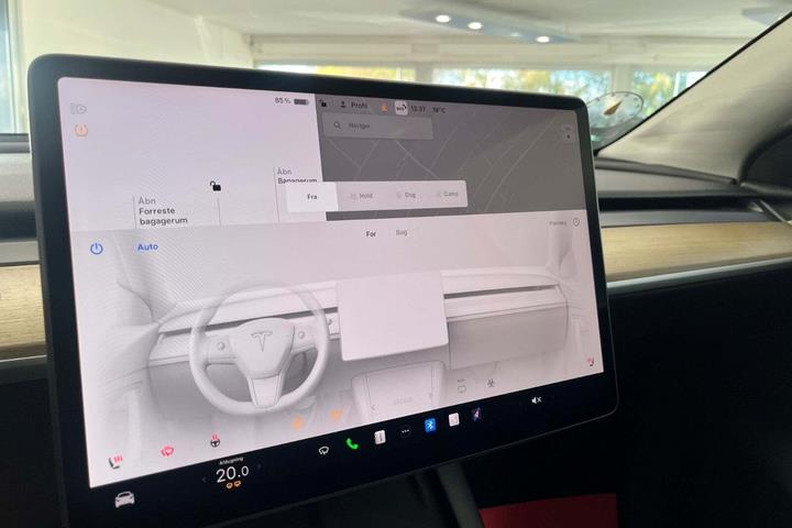 Hvid Tesla Model Y fra 2023