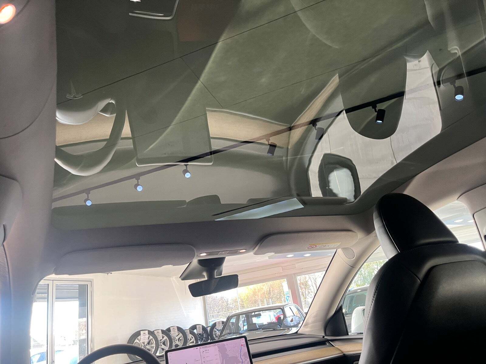 Hvid Tesla Model Y fra 2023