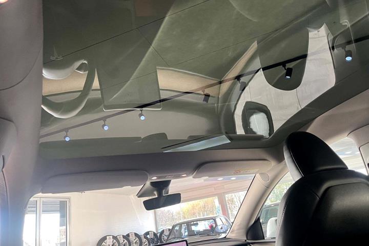 Hvid Tesla Model Y fra 2023