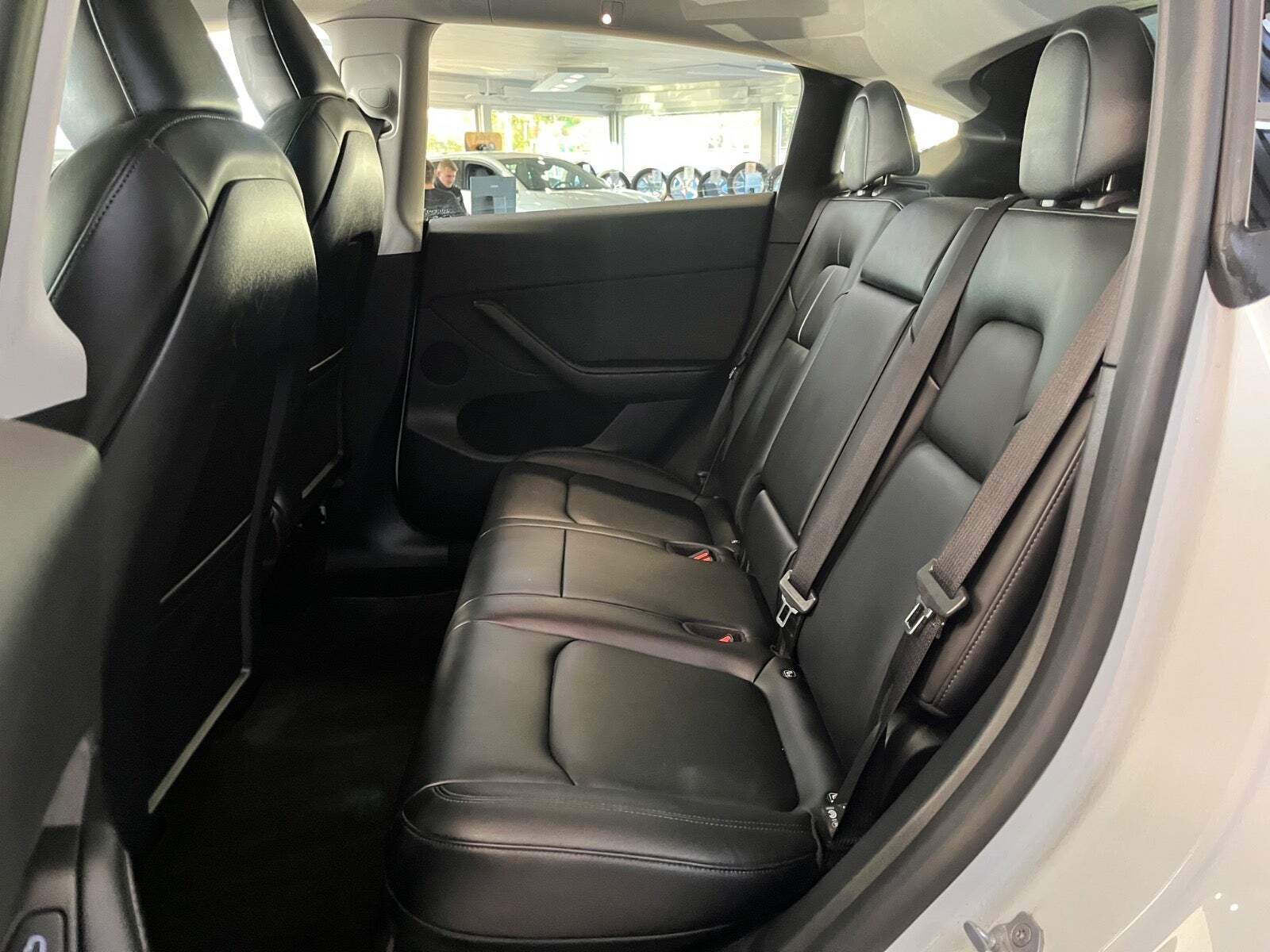 Hvid Tesla Model Y fra 2023