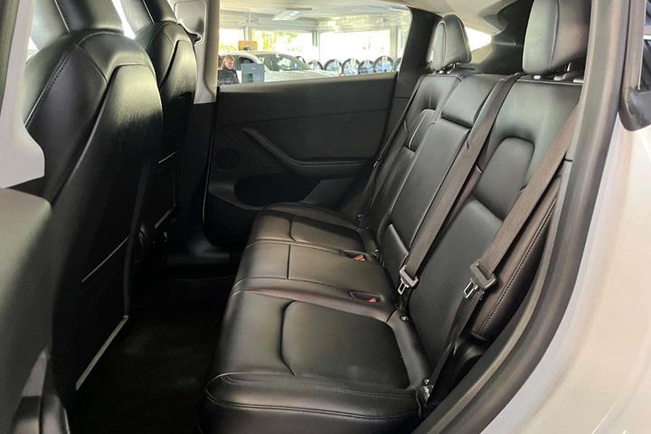 Hvid Tesla Model Y fra 2023