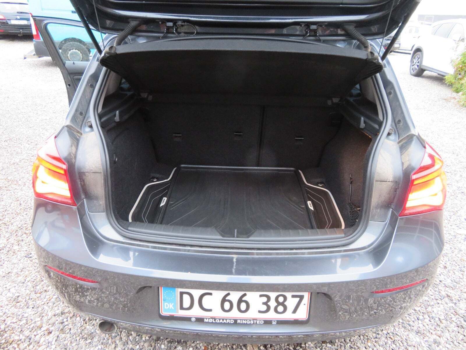 Grå BMW 118d fra 2018