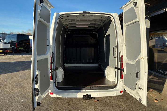 Hvid Renault Master IV T33 fra 2022