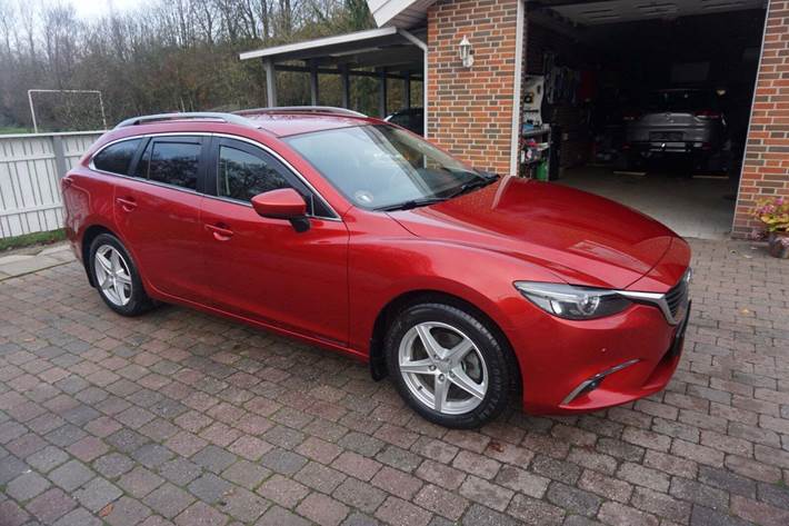 Rød Mazda 6 fra 2015 set udefra