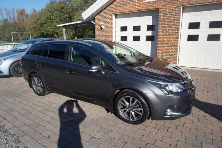 Grå Toyota Avensis fra 2013