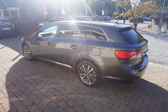 Grå Toyota Avensis fra 2013