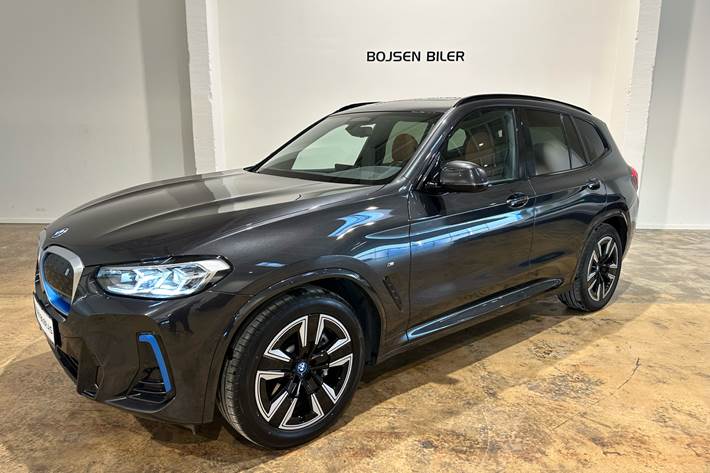 Grå BMW iX3 fra 2022 set udefra