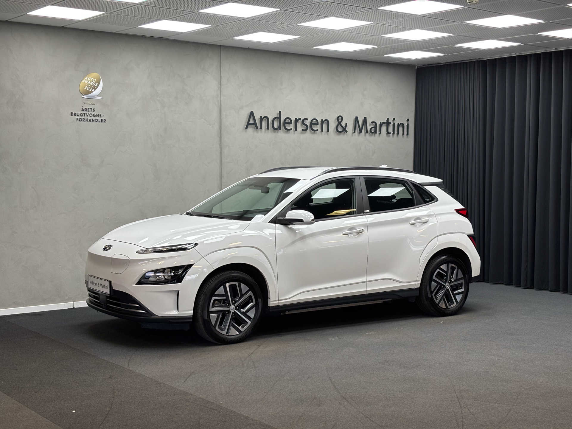 Hvid Hyundai Kona fra 2021 set udefra