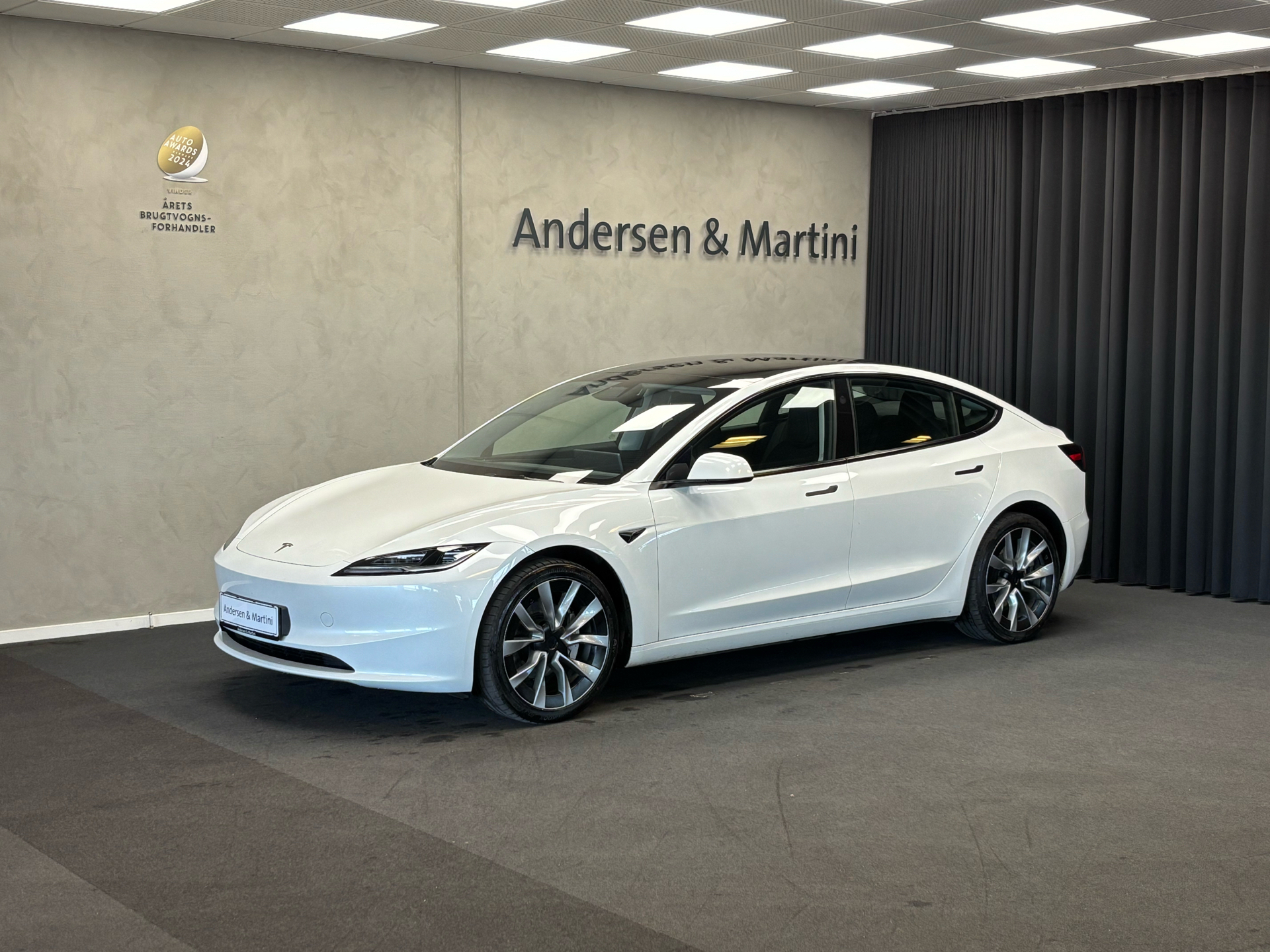 Hvid Tesla Model 3 fra 2024 set udefra